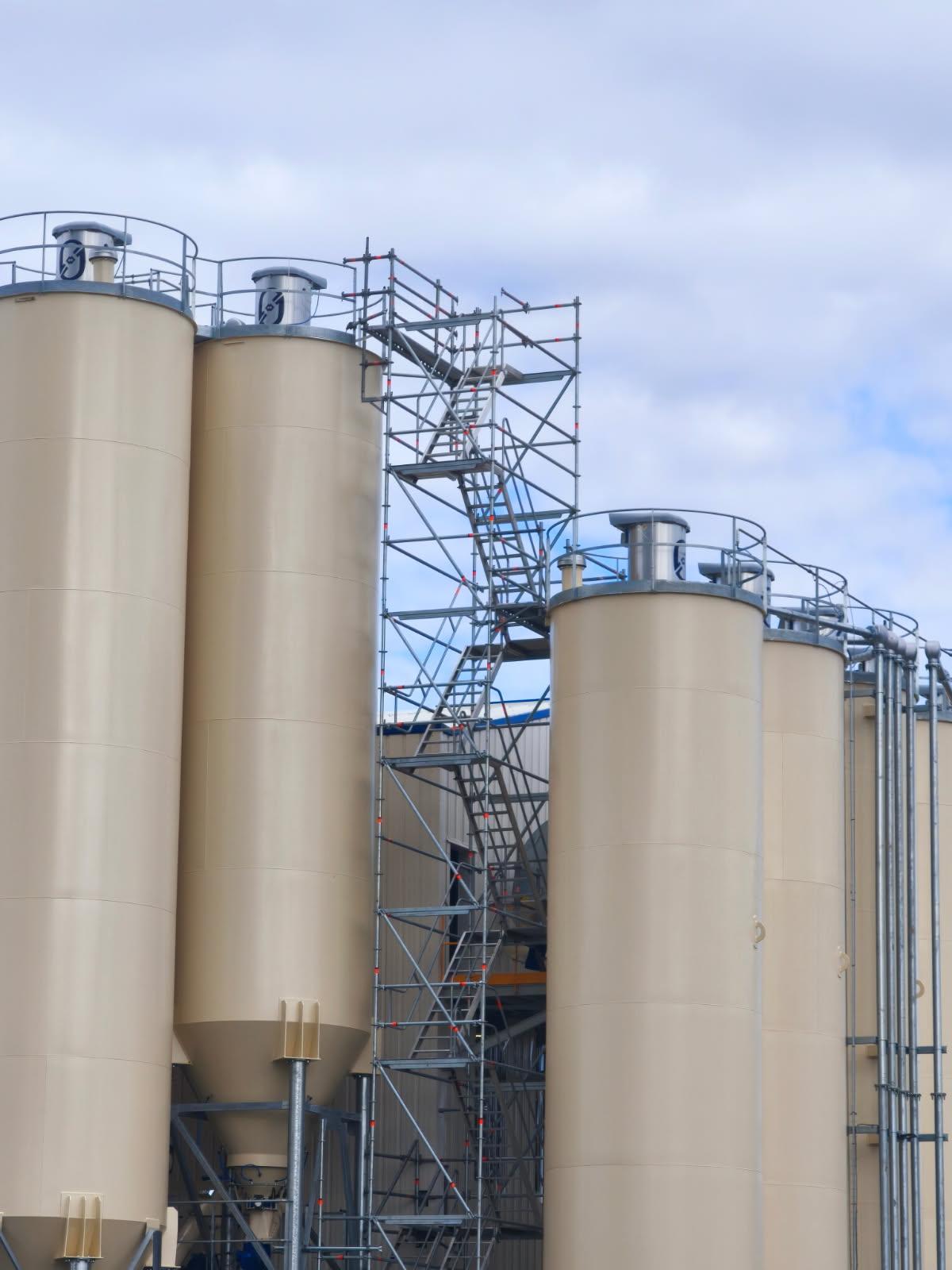 MC ECHAFAUDAGES - Mettre en place location escalier chantier avec tour d’accès par MC ECHAFAUDAGES