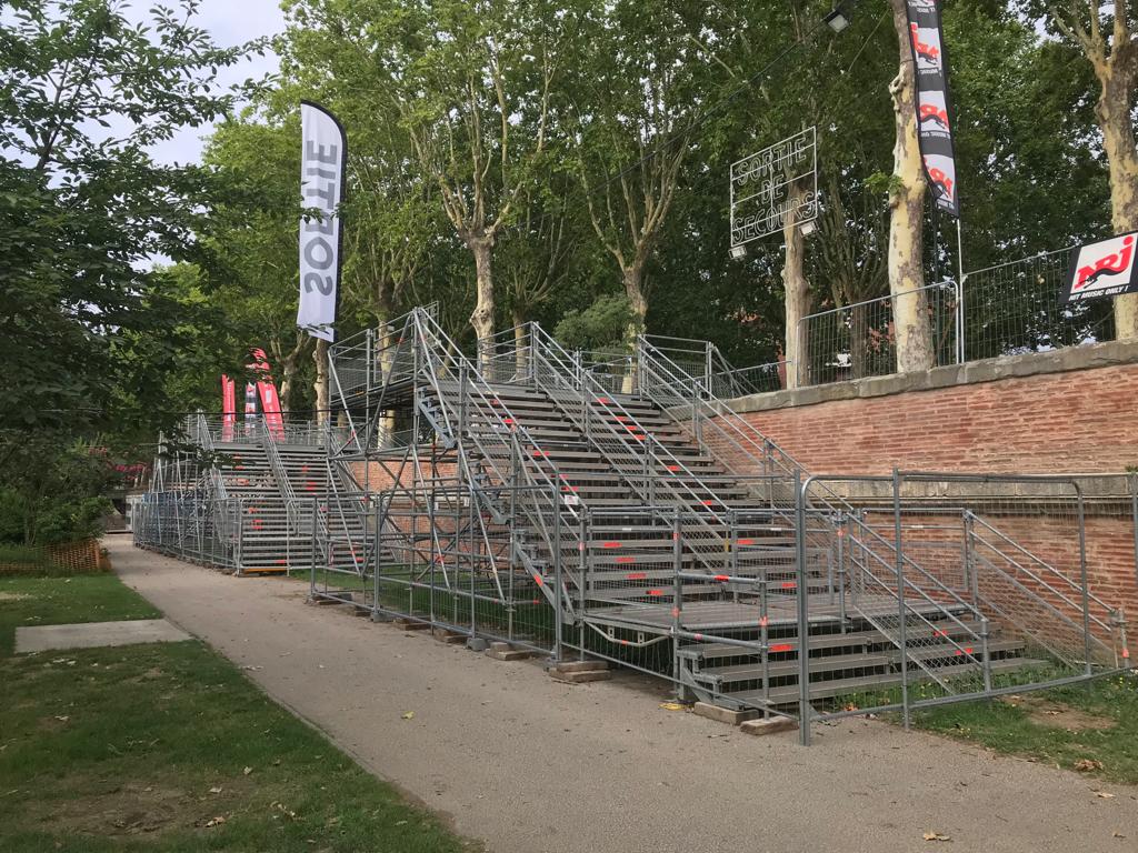 MC ECHAFAUDAGES - Mettre en place location escalier public sécurisée par MC ECHAFAUDAGES